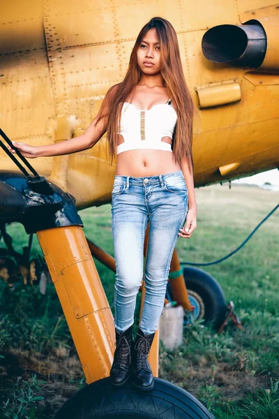 Belo retrato feminino no aeródromo, no final da tarde — Fotografia de Stock