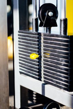 Spor salonu, otoparkın detayları, ağırlık düzeyi.