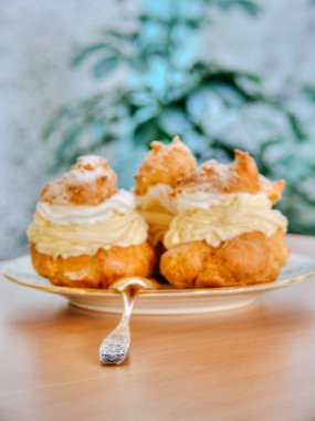 Ev yapımı lezzetli vanilla, krem puf, profiterol