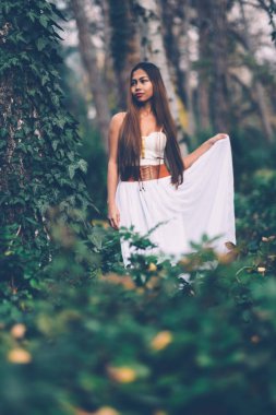 Güzel bir wiccan kız, mistik ormanın koruyucusu