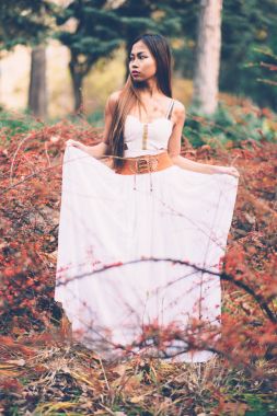 Ormanda güzel wiccan kız portresi