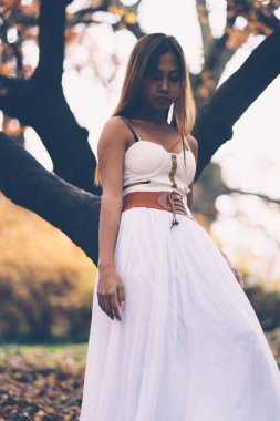 Güzel bir wiccan kız, mistik ormanın koruyucusu