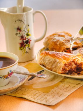  Üzerine vanilya şekeri ile lezzetli meyveli elmalı turta