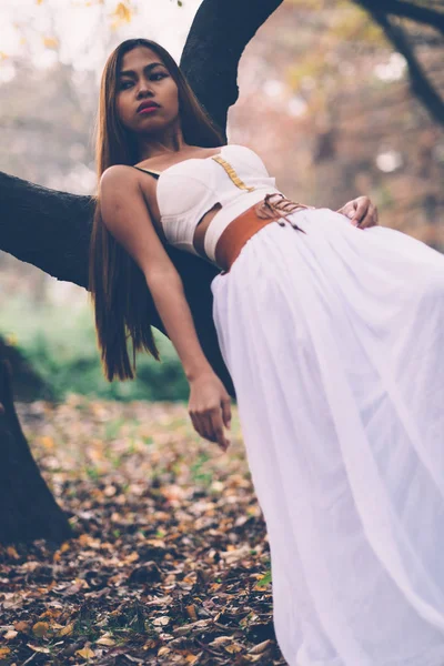 Menina wiccan bonita, guardiã da floresta mística — Fotografia de Stock