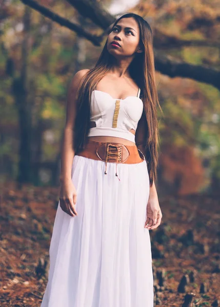 Retrato da bela garota wicca na floresta — Fotografia de Stock