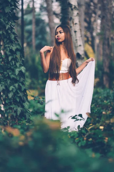 Güzel bir wiccan kız, mistik ormanın koruyucusu — Stok fotoğraf