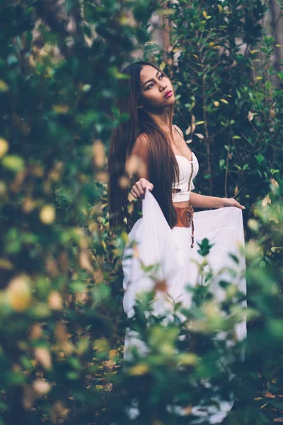 Retrato de una hermosa chica wicca en el bosque — Foto de Stock