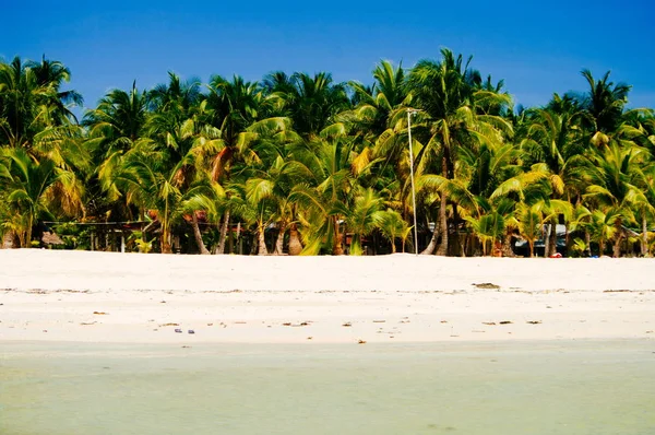 Paisaje de la paradisíaca isla tropical con palmeras y playa de arena blanca —  Fotos de Stock
