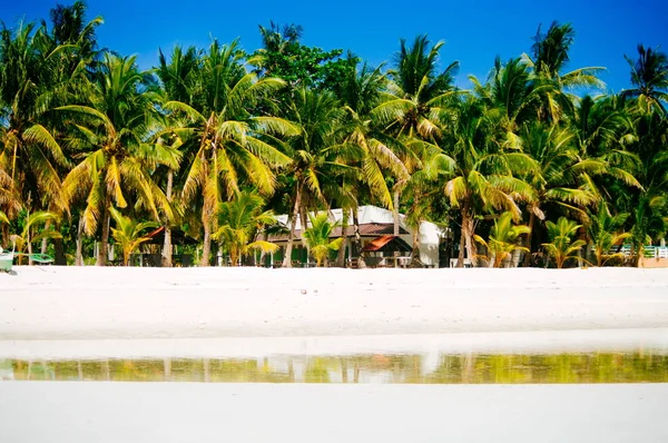 Paisaje de paraíso isla tropical con playa de arena blanca —  Fotos de Stock