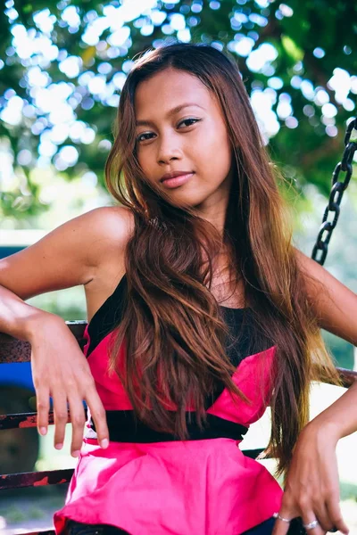 笑みを浮かべて美しいアジア少女の肖像画 — ストック写真