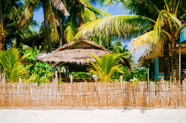 Nipa varm stuga över staketet med vit sandstrand på den tropiska ön — Stockfoto