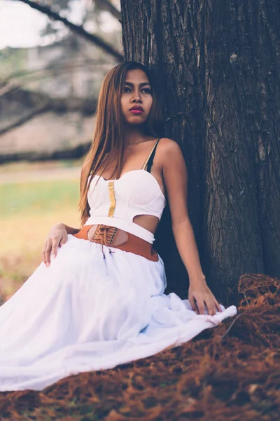 Retrato de una hermosa chica wicca en el bosque — Foto de Stock