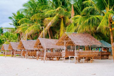 Yaz şemsiye ve bambu koltuk tropikal beyaz kum plaj