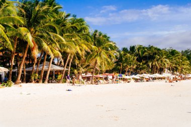 Peyzaj cennet tropikal Adası avuç içi ve beyaz kum plaj. turist Asya Filipinler'de spot
