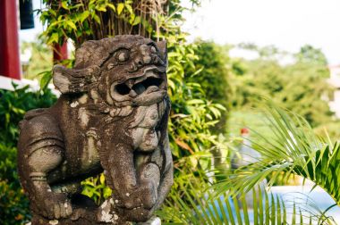 Cebu, Filipinler Taoist tapınakta girişindeki aslan-köpek koruyucu (komainu)
