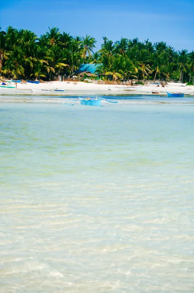 Paisaje de la paradisíaca isla tropical con palmeras y playa de arena blanca — Foto de Stock