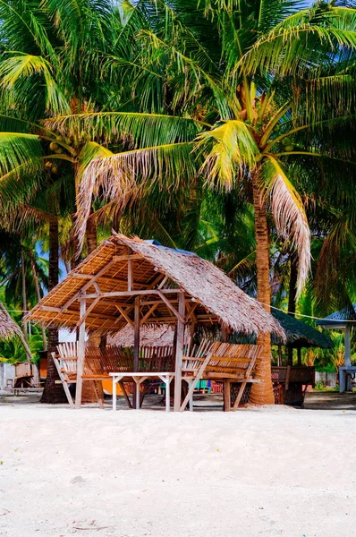 Sombras de verão e poltrona de bambu na praia tropical de areia branca — Fotografia de Stock