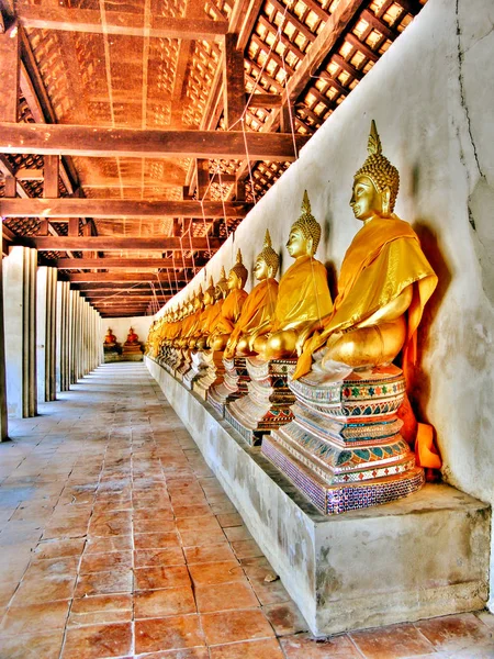 Sorban az arany Buddha szobor ülnek templom Wat Phutthaisawan Ayutthaya történelmi Park — Stock Fotó