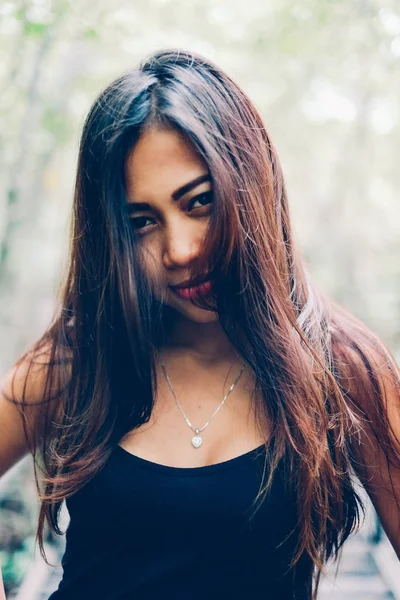 Jovem bela menina retrato na ponte de madeira na floresta de mangue — Fotografia de Stock