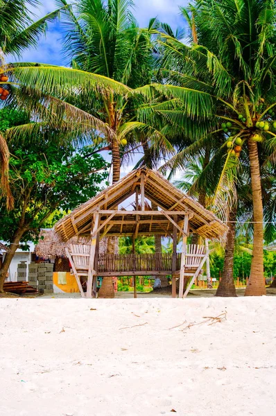 Sombras de verão e poltrona de bambu na praia tropical de areia branca — Fotografia de Stock