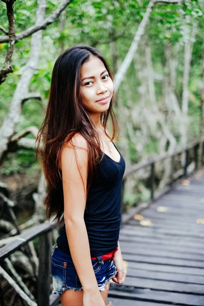 マングローブ林で木製の橋の美しい少女の肖像画 — ストック写真