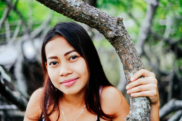 Jovem bela menina retrato na ponte de madeira na floresta de mangue — Fotografia de Stock
