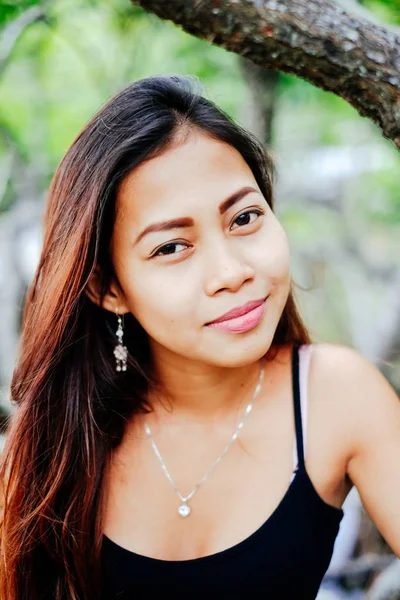 Joven hermosa chica retrato en el puente de madera en el bosque de manglares —  Fotos de Stock