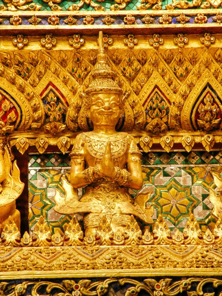 Золотая Гаруда статуя крупным планом, короли дворец Бангкок Таиланд — стоковое фото