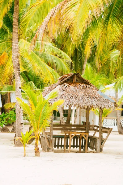 Paisagem do paraíso ilha tropical com palmas, casas de campo e praia de areia branca na Ásia — Fotografia de Stock