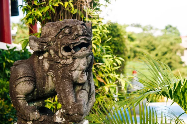 Guardián del perro león (komainu) en la entrada del templo taoísta en Cebú, Filipinas — Foto de Stock