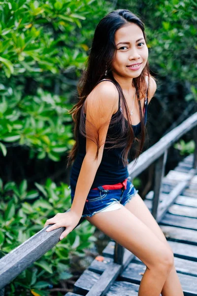 在红树林森林木桥的年轻漂亮的女孩肖像 — 图库照片