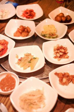 Geleneksel Kore restoran çeşitli yan yemekler ile. Deniz yosunu Kore yemek yan yemekler sebze kinchi yerfıstığı sarımsak fasulye Filiz