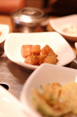 Geleneksel Kore restoran çeşitli yan yemekler ile. Deniz yosunu Kore yemek yan yemekler sebze kinchi yerfıstığı sarımsak fasulye Filiz