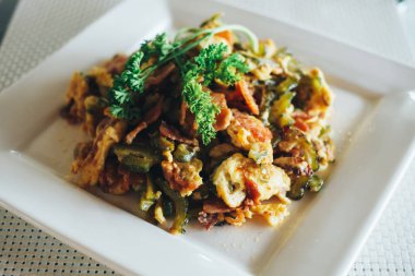 Fried acı kavun yumurta ve domuz pastırması ile karıştırın