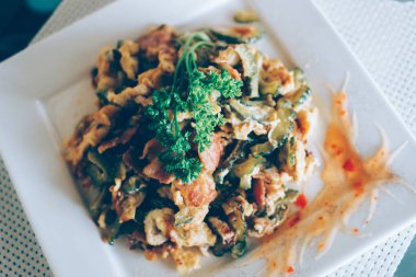 Fried acı kavun yumurta ve domuz pastırması ile karıştırın