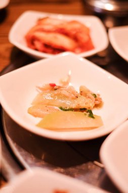 Geleneksel Kore restoran çeşitli yan yemekler ile. Deniz yosunu Kore yemek yan yemekler sebze kinchi yerfıstığı sarımsak fasulye Filiz