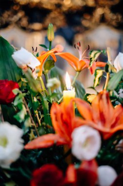 Düğün çiçekleri bir kilisede mum ile büyük bir vazo görüntüsünü