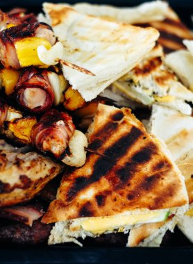 Izgara tavuk eti şiş pastırma ile haddelenmiş. sebze ve kavrulmuş pizza ekmek ızgara şiş