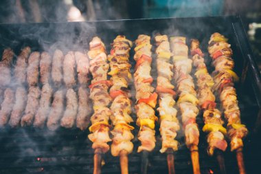 Tavuk eti şiş ve kebap Barbekü kömür ızgara sebzeli ızgara