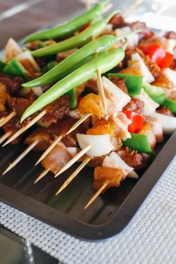 Ham şiş ızgara için hazır. Seçici odak