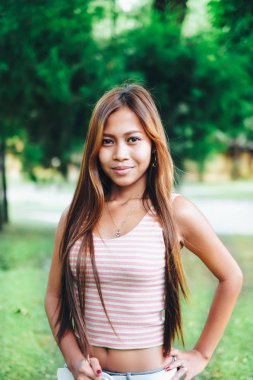 Doğal portre güzel Asyalı kız gülümsüyor. Yerel Asya Güzeli. Asyalı kadın