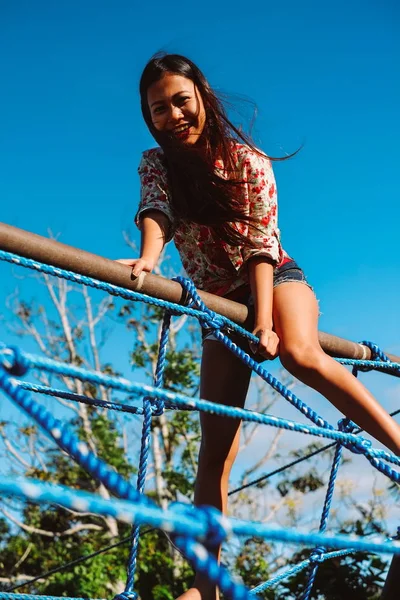 ブート キャンプで障害物コースの中にネットを登る美しい若い女性 — ストック写真