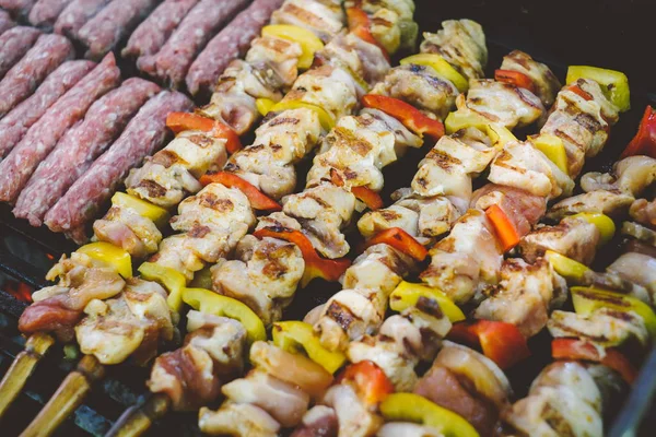 Asar brochetas de carne de pollo y kebab con verduras en la parrilla de carbón de barbacoa —  Fotos de Stock