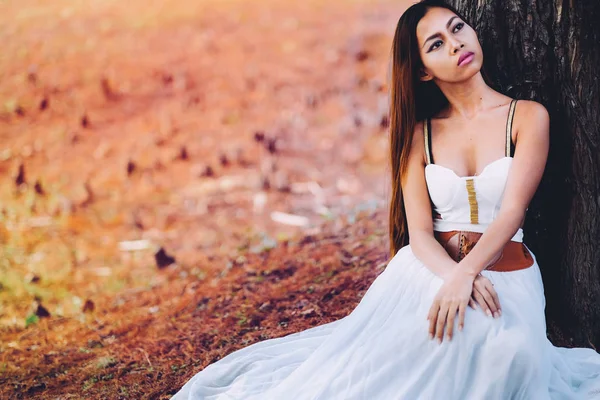 Una joven fantástica. hermosa fantasía chica hada con vestido largo blanco en el parque de otoño ventoso — Foto de Stock