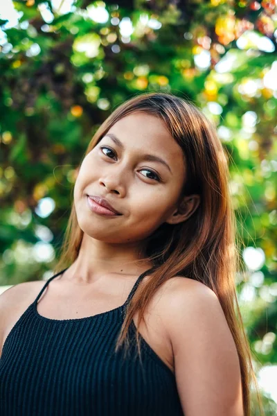 Retrato natural Menina asiática bonita sorrindo. Beleza nativa asiática. Mulher asiática — Fotografia de Stock