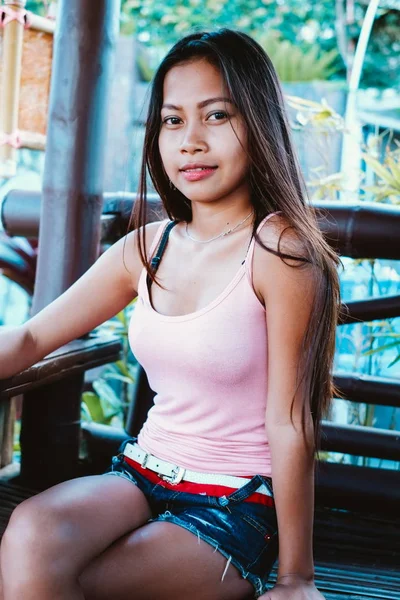Naturliga porträtt Vacker asiatisk flicka leende. Asiatisk kvinna med vackra ansikte på sommaren avkoppling — Stockfoto