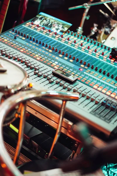 Professional Sound mixing console met veel knoppen — Stockfoto