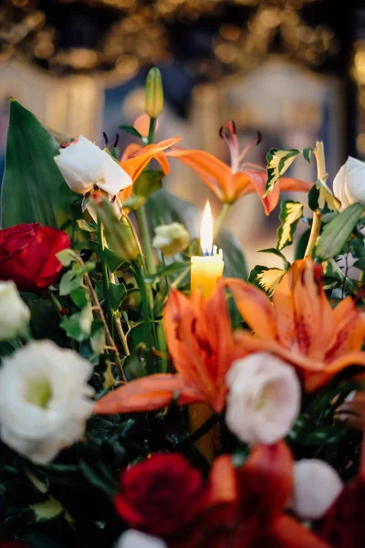 Düğün çiçekleri bir kilisede mum ile büyük bir vazo görüntüsünü