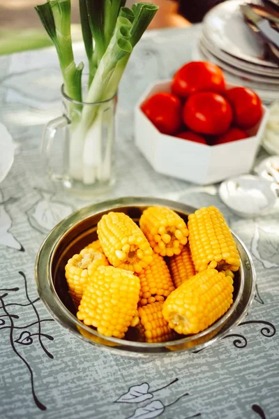 Plateful of fresh sweet organic corn steamed ready to eat. Prepared cooked sweet corn on the table — Stock Photo, Image