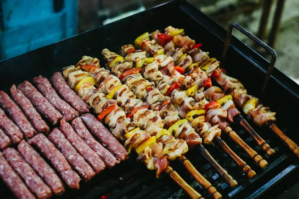 Asar brochetas de carne de pollo y kebab con verduras en la parrilla de carbón de barbacoa —  Fotos de Stock